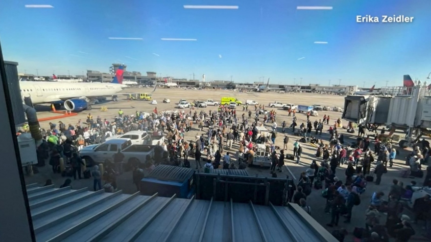 Nổ súng tại sân bay Mỹ, hành khách hoảng loạn bỏ chạy